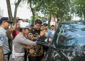 Wali Kota Medan, Bobby Nasution saat meninjau Operasi Gabungan Kepatuhan Bulanan Pajak Kendaraan Bermotor di Jalan Sisingamangaraja, Medan Kota, Kamis (30/1/2025).