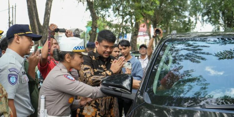 Opsen Pajak Berlaku, Pemko Medan Dapat 66% dari PKB 1 Wali Kota Medan, Bobby Nasution saat meninjau Operasi Gabungan Kepatuhan Bulanan Pajak Kendaraan Bermotor di Jalan Sisingamangaraja, Medan Kota, Kamis (30/1/2025).