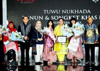 Fashion show Pesona Tenun Songket Khas Nias yang mengenalkan tenun nias pada dunia, di Open Stage Hall B Jakarta Convention Center Senayan, Jakarta.