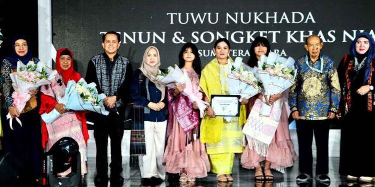 Fashion Show Tuwu Nukhada di Inacraft Kenalkan Tenun Nias pada Dunia 1 Fashion show Pesona Tenun Songket Khas Nias yang mengenalkan tenun nias pada dunia, di Open Stage Hall B Jakarta Convention Center Senayan, Jakarta.