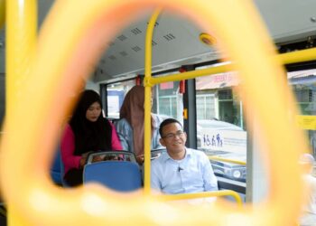 Wakil Wali Kota Medan menggunakan bus listrik untuk berangkat ke kantor.