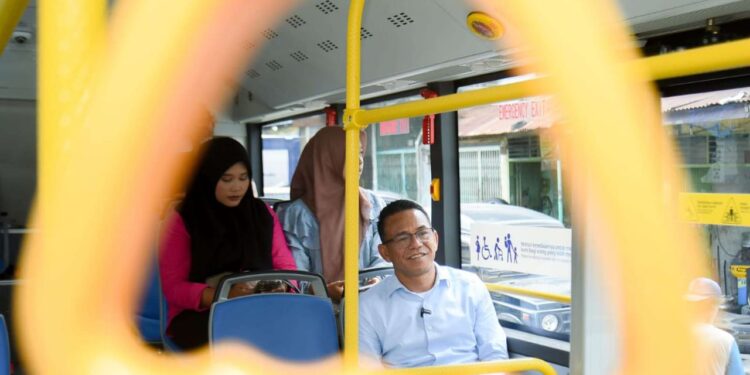 Zakiyuddin Harahap Gunakan Bus Listrik Berangkat ke Kantor Wali Kota Medan 1 Wakil Wali Kota Medan menggunakan bus listrik untuk berangkat ke kantor.