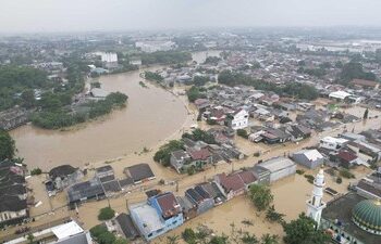 Banjir merendam nyaris semua wilayah di Kota dan Kabupaten Bekasi, Jawa Barat, pada Selasa (4/3) akibat hujan lebat sejak Senin (3/3).