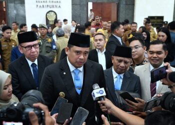 Gubernur Sumut, Muhammad Bobby Afif Nasution bersama Wagub Sumut, Surya, saat menjawab pertanyaan media.