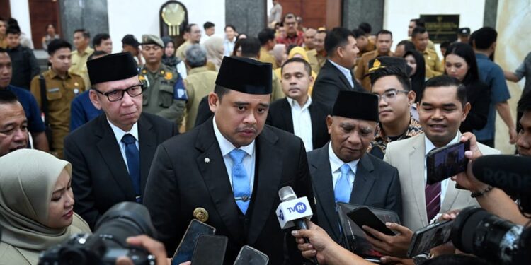 Bersama Forkopimda dan Kabupaten/Kota, Bobby Perkuat Kolaborasi Bangun Sumut 1 Gubernur Sumut, Muhammad Bobby Afif Nasution bersama Wagub Sumut, Surya, saat menjawab pertanyaan media.