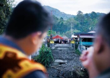 Gubernur Sumut, Bobby Nasution, meninjau jembatan ambruk di Desa Tuwuna, Kecamatan Mandrehe, Kabupaten Nias Barat.