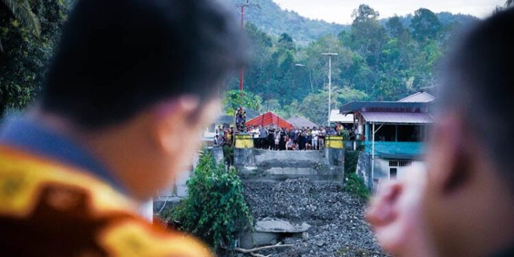 Gubernur Sumut, Bobby Nasution, meninjau jembatan ambruk di Desa Tuwuna, Kecamatan Mandrehe, Kabupaten Nias Barat.