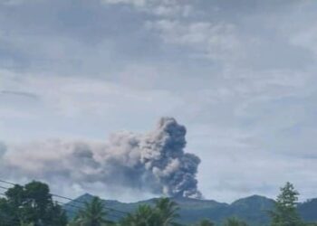 Gunung Dokuno menyemburkan abu vulkanik setinggi 1.900 meter dari atas puncak gunung.