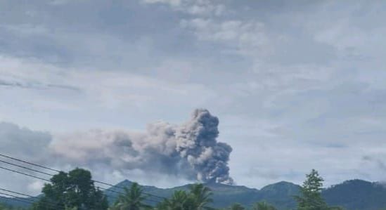 Kembali Erupsi, Gunung Dukono Semburkan Abu Vulkanik Setinggi 1.900 Meter 1 Gunung Dokuno menyemburkan abu vulkanik setinggi 1.900 meter dari atas puncak gunung.
