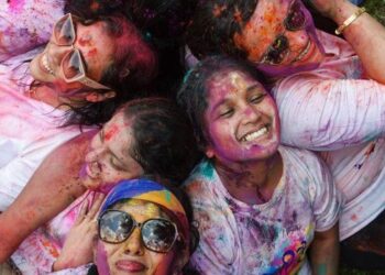 Sejumlah warga rayakan Festival Holi, di Konjen India.