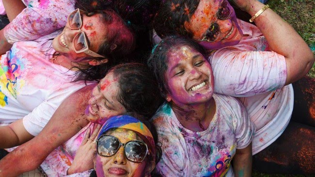 Festival Holi Diharapkan Mampu Dongkrak Pariwisata Medan Lewat Budaya Khas India 1 Sejumlah warga rayakan Festival Holi, di Konjen India.
