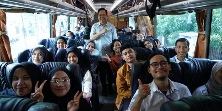Pertama Kali, Gubsu Luncurkan Mudik Gratis Bagi Mahasiswa di Luar Sumatera 1 Para mahasiswa dan pelajar di luar Sumatera yang difasilitasi untuk mudik gratis pada Lebaran 2025.