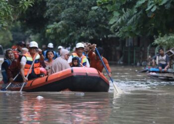 Dirut PLN, Darmawan Prasodjo, terjun langsung mengevakuasi korban terdampak banjir di Perumahan Nasional 1 Kayuringin Jaya, Bekasi, Jawa Barat.