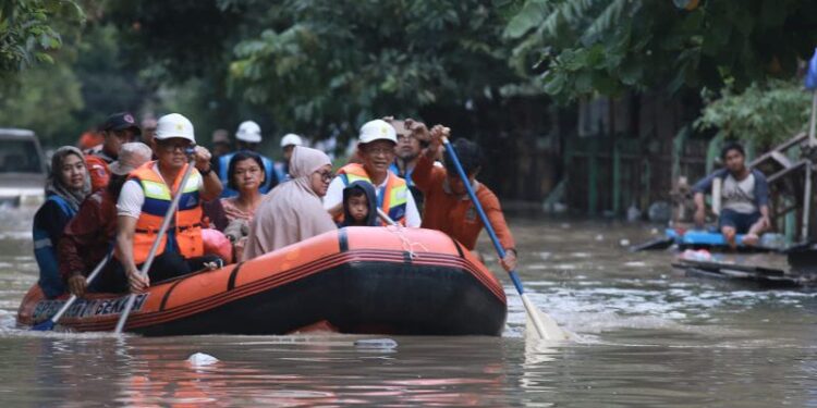 PLN Kontrol Keamanan Kelistrikan, Bantu Evakuasi Warga di Tengah Banjir Bekasi 1 Dirut PLN, Darmawan Prasodjo, terjun langsung mengevakuasi korban terdampak banjir di Perumahan Nasional 1 Kayuringin Jaya, Bekasi, Jawa Barat.
