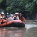 PLN Kontrol Keamanan Kelistrikan, Bantu Evakuasi Warga di Tengah Banjir Bekasi 2 Dirut PLN, Darmawan Prasodjo, terjun langsung mengevakuasi korban terdampak banjir di Perumahan Nasional 1 Kayuringin Jaya, Bekasi, Jawa Barat.