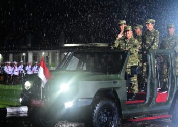 Presiden Prabowo Subianto melakukan pemeriksaan pasukan dalam Upacara Parade Senja dan Penurunan Bendera Sang Merah Putih di Akmil Magelang.