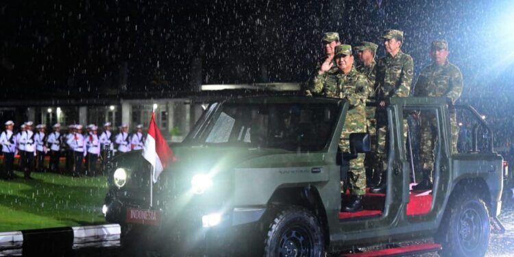 Presiden Prabowo Subianto melakukan pemeriksaan pasukan dalam Upacara Parade Senja dan Penurunan Bendera Sang Merah Putih di Akmil Magelang.