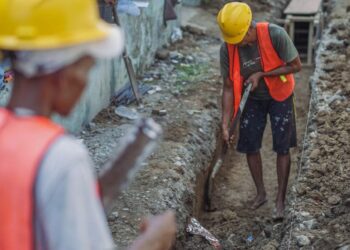 Dinas Pekerjaan Umum UPTD Wilayah Utara tengah memperbaiki jalan dan membuat saluran drainase Jalan Swadaya, Gang Sidodadi, Lingkungan 22, Kelurahan Rengas Pulau, Medan Marelan.