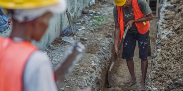 Pemko Medan Mulai Buat Saluran Drainase Jalan Swadaya Rengas Pulau 1 Dinas Pekerjaan Umum UPTD Wilayah Utara tengah memperbaiki jalan dan membuat saluran drainase Jalan Swadaya, Gang Sidodadi, Lingkungan 22, Kelurahan Rengas Pulau, Medan Marelan.