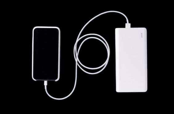 Catat Ya! Ini 10 Barang yang Perlu Dibawa saat Mudik 1 Ilustrasi power bank.