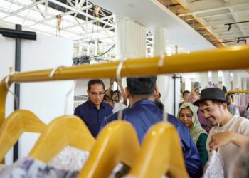 Wali Kota Medan, Rico Waas saat membuka Medan Raya Fashion Week (MRFW) 2025.