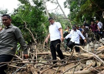 Gubernur Sumut, Bobby Nasution, meninjau hulu Sungai Batu Gaga yang mengalami banjir bandang sepekan lalu dan merusak puluhan rumah di Parapat.