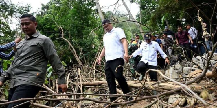 Tinjau Sungai Batu Gaga di Parapat, Gubsu Percepat Pembangunan Bronjong 1 Gubernur Sumut, Bobby Nasution, meninjau hulu Sungai Batu Gaga yang mengalami banjir bandang sepekan lalu dan merusak puluhan rumah di Parapat.