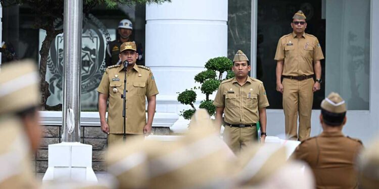 Kehadiran ASN Pemprov Sumut 98,63% Usai Libur Lebaran 1 Bobby Nasution memimpin Apel Perdana hari masuk kerja usai libur Lebaran di Kantor Gubernur, Selasa (8/4/2025).