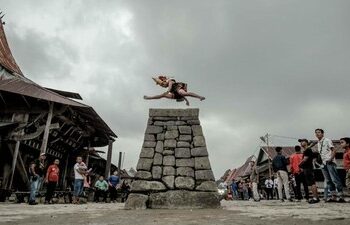Atraksi Lompat Batu di Desa Bawomataluo, Pulau Nias, Sumatera Utara.