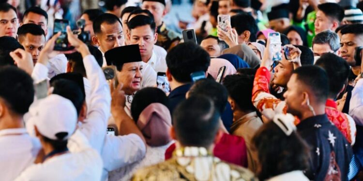 Presiden Prabowo Sambut Ribuan Warga di Istana Kepresidenan Jakarta 1 Ribuan warga dari berbagai daerah memadati Istana Kepresidenan Jakarta dalam gelar griya Idulfitri 1446 Hijriah yang digelar oleh Presiden Prabowo Subianto.
