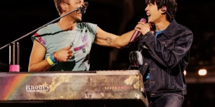 Penampilan Jin BTS dan Coldplay Gemparkan Media Sosial 1 Kolaborasi antara anggota BTS Jin dan Coldplay.
