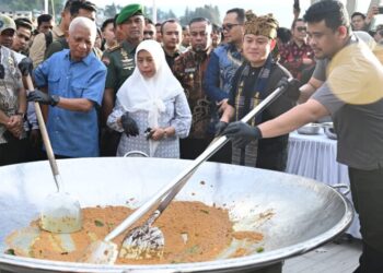 Masak besar YouTuber Bobon Santoso bersama Gubernur Sumut, Muhammad Bobby Afif Nasution.