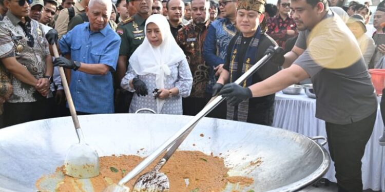 Acara Masak Besar Bobon Santoso Bareng Bobby Diserbu 1.000-an Orang 1 Masak besar YouTuber Bobon Santoso bersama Gubernur Sumut, Muhammad Bobby Afif Nasution.