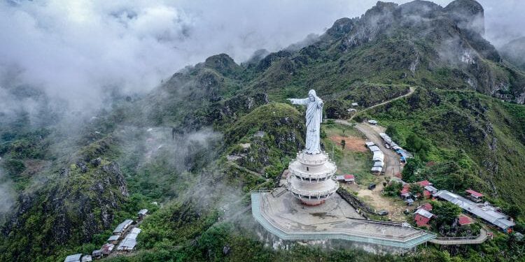Patung Yesus Kristus Memberkati, Tana Toraja.