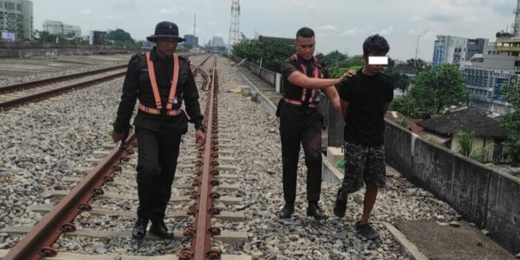 KAI Sumut Tangkap Pencuri Kabel Sinyal dan Telekomunikasi di Petak Jalan Stasiun Medan-Pulu Brayan 1 KAI Sumut menangkap seorang pelaku tindak pidana pencurian kabel sinyal dan telekomunikasi di KM 0+400 petak jalan layang Stasiun Medan - Stasiun Pulu Brayan, Kota Medan.