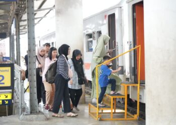Penumpang di Stasiun Medan.