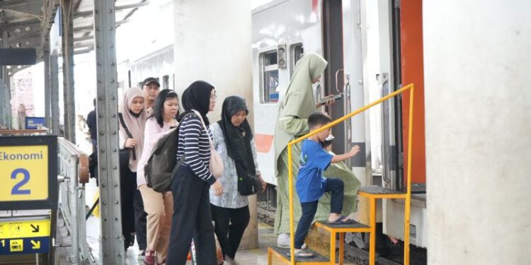 Penumpang di Stasiun Medan.