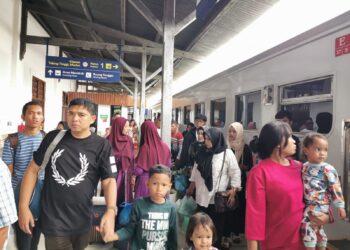 Penumpang di Stasiun Medan.