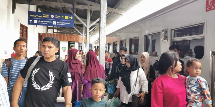 Penumpang di Stasiun Medan.