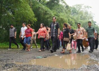 Wali Kota Medan, Rico Tri Putra Bayu tinjau mondisi jalan menuju Pasar Induk Lau Cih.