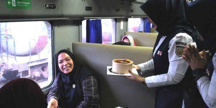 KAI Sumut Rayakan Hari Kartini dengan Sapa Pelanggan 1 Dalam rangka memperingati Hari Kartini, PT KAI Divre I Sumut menggelar kegiatan Sapa Pelanggan.