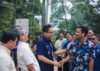 Rico Waas melakukan silaturahmi saling bersalaman dengan seluruh jajaran Pemko Medan.