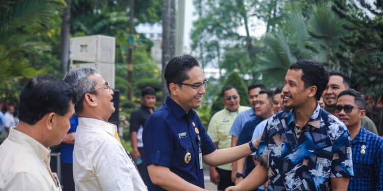 Ini Pesan Rico Waas di Apel Perdana Pasca Libur Idulfitri 1 Rico Waas melakukan silaturahmi saling bersalaman dengan seluruh jajaran Pemko Medan.