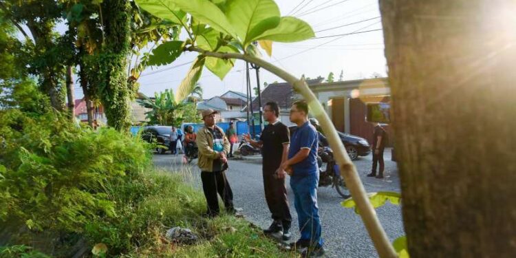 Tinjau Jalan Setiabudi Baru, Zakiyuddin Beri Perhatian Soal Banjir di Helvetia 1 Zakiyuddin Harahap meninjau Jalan Setiabudi Baru yang kondisinya berlobang-lobang, Sabtu (26/4/2025).