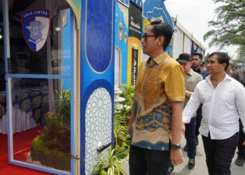 Wali Kota Medan, Rico Waas meninjau Pos Pam di seputaran Jalan Bukit Barisan Medan, persisnya depan Pos Bloc, Minggu (30/3/2025).