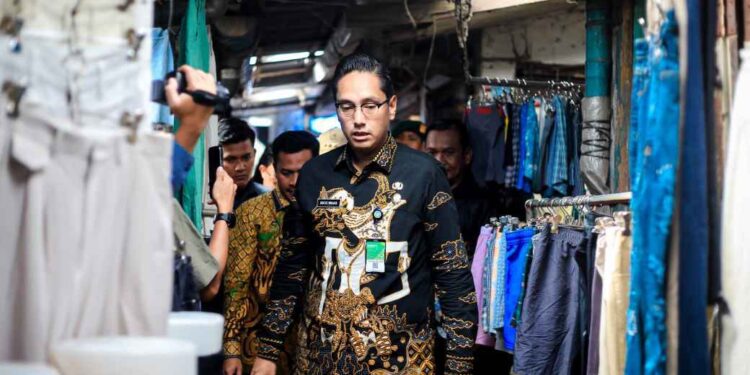 Wali Kota Medan, Rico Waas melakukan peninjauan ke Pasar Simalingkar, di Jalan Jahe, Kelurahan Mangga, Kecamatan Medan Tuntungan, Kamis (10/4/2025).