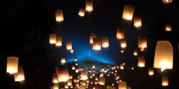 Sudah Ada Sejak 1929, Ini 7 Fakta Unik Perayaan Waisak Candi Borobudur 1 Perayaan Waisak di Candi Borobudur ditutup dengan Festival Lampion.