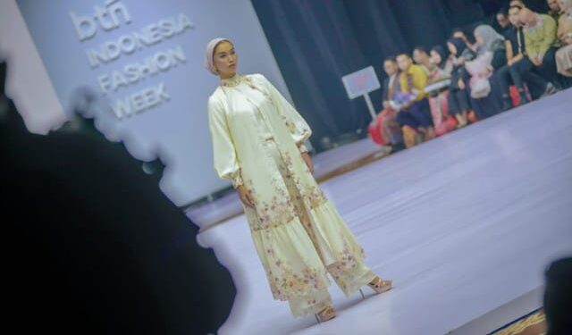 Rico Waas dan Ketua TP PKK Hadiri IFW 2025 Bersama Desainer Medan 1 Fashion show Dekranasda Kota Medan di IFW 2025, di Jakarta Convention Center (JCC).