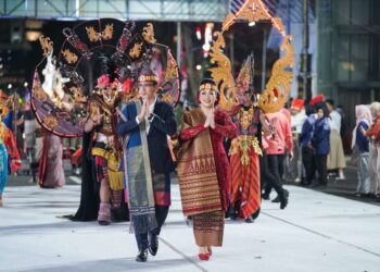 Wali Kota Medan, Rico Waas dan Ketua TP PKK Kota Medan, Ny Airin Rico Waasbdalam pagelaran Karnaval Budaya APEKSI.