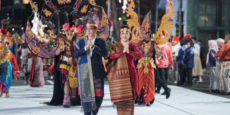 Karnaval Budaya APEKSI, Rico Waas-Ketua TP PKK Kenakan Pakaian Adat Toba 1 Wali Kota Medan, Rico Waas dan Ketua TP PKK Kota Medan, Ny Airin Rico Waasbdalam pagelaran Karnaval Budaya APEKSI.